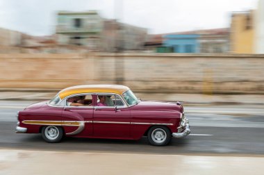 HAVANA, CUBA - 21 Ekim 2017: Havana, Küba 'daki eski araba. Pannnig. Retro Araç genellikle yerel halk ve turistler için bir taksi olarak kullanılır. Kırmızı Renk