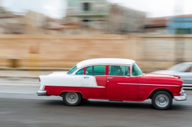 HAVANA, CUBA - 21 Ekim 2017: Havana, Küba 'daki eski araba. Pannnig. Retro Araç genellikle yerel halk ve turistler için bir taksi olarak kullanılır. Kırmızı Renk