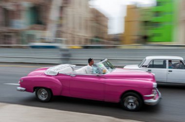 HAVANA, CUBA - 21 Ekim 2017: Havana, Küba 'daki eski araba. Pannnig. Retro Araç genellikle yerel halk ve turistler için bir taksi olarak kullanılır. Pembe Renk