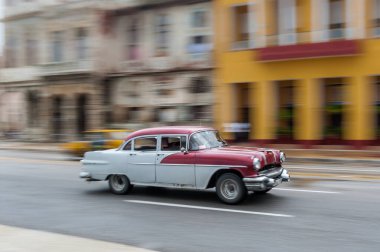 HAVANA, CUBA - 21 Ekim 2017: Havana, Küba 'daki eski araba. Pannnig. Retro Araç genellikle yerel halk ve turistler için bir taksi olarak kullanılır. Kırmızı Renk