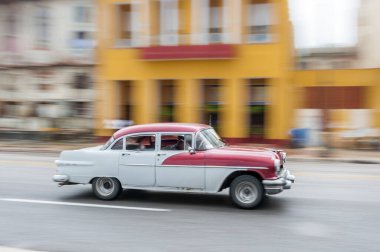 HAVANA, CUBA - 21 Ekim 2017: Havana, Küba 'daki eski araba. Pannnig. Retro Araç genellikle yerel halk ve turistler için bir taksi olarak kullanılır. Kırmızı Renk