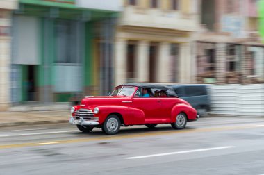 HAVANA, CUBA - 21 Ekim 2017: Havana, Küba 'daki eski araba. Pannnig. Retro Araç genellikle yerel halk ve turistler için bir taksi olarak kullanılır. Kırmızı Renk