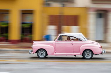 HAVANA, CUBA - 21 Ekim 2017: Havana, Küba 'daki eski araba. Pannnig. Retro Araç genellikle yerel halk ve turistler için bir taksi olarak kullanılır. Pembe Renk