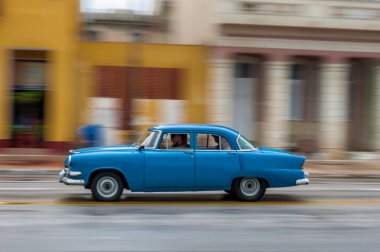 HAVANA, CUBA - 21 Ekim 2017: Havana, Küba 'daki eski araba. Pannnig. Retro Araç genellikle yerel halk ve turistler için bir taksi olarak kullanılır. Mavi Renk