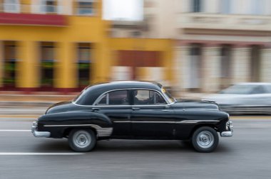 HAVANA, CUBA - 21 Ekim 2017: Havana, Küba 'daki eski araba. Pannnig. Retro Araç genellikle yerel halk ve turistler için bir taksi olarak kullanılır. Siyah Renk
