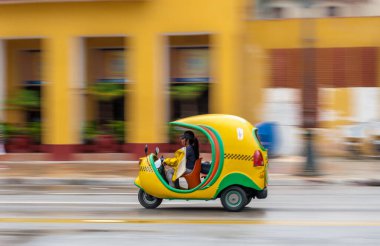 HAVANA, CUBA - 21 Ekim 2017: Havana, Küba 'da Sarı Tuk Tuk. Taksi Aracı