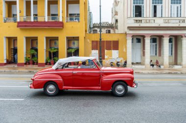 HAVANA, CUBA - 21 Ekim 2017: Havana, Küba 'daki eski araba. Pannnig. Retro Araç genellikle yerel halk ve turistler için bir taksi olarak kullanılır. Kırmızı Renk