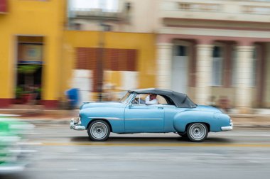 HAVANA, CUBA - 21 Ekim 2017: Havana, Küba 'daki eski araba. Pannnig. Retro Araç genellikle yerel halk ve turistler için bir taksi olarak kullanılır. Mavi Renk