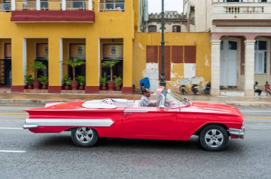 HAVANA, CUBA - 21 Ekim 2017: Havana, Küba 'daki eski araba. Pannnig. Retro Araç genellikle yerel halk ve turistler için bir taksi olarak kullanılır. Kırmızı Renk
