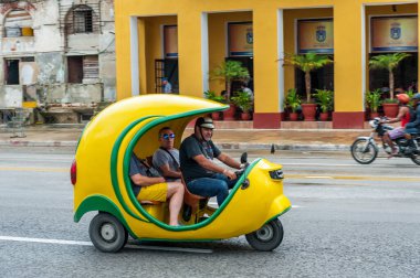 HAVANA, CUBA - 21 Ekim 2017: Havana, Küba 'da Sarı Tuk Tuk Taksi