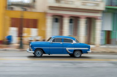 HAVANA, CUBA - 21 Ekim 2017: Havana, Küba 'daki eski araba. Pannnig. Retro Araç genellikle yerel halk ve turistler için bir taksi olarak kullanılır. Mavi Renk