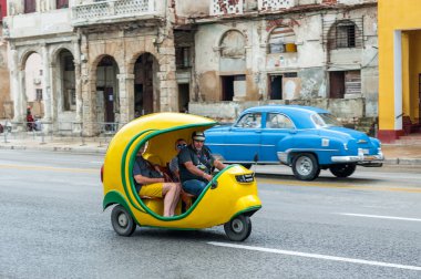 HAVANA, CUBA - 21 Ekim 2017: Havana, Küba 'da Sarı Tuk Tuk Taksi.