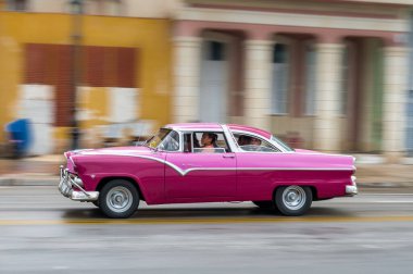 HAVANA, CUBA - 21 Ekim 2017: Havana, Küba 'daki eski araba. Pannnig. Retro Araç genellikle yerel halk ve turistler için bir taksi olarak kullanılır. Turuncu Renk