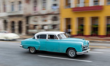 HAVANA, CUBA - 21 Ekim 2017: Havana, Küba 'daki eski araba. Pannnig. Retro Araç genellikle yerel halk ve turistler için bir taksi olarak kullanılır. Mavi Renk