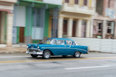 HAVANA, CUBA - 21 Ekim 2017: Havana, Küba 'daki eski araba. Pannnig. Retro Araç genellikle yerel halk ve turistler için bir taksi olarak kullanılır. Mavi Renk