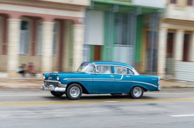 HAVANA, CUBA - 21 Ekim 2017: Havana, Küba 'daki eski araba. Pannnig. Retro Araç genellikle yerel halk ve turistler için bir taksi olarak kullanılır. Mavi Renk
