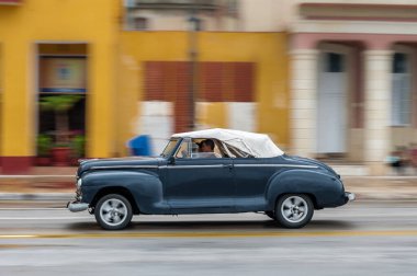 HAVANA, CUBA - 21 Ekim 2017: Havana, Küba 'daki eski araba. Pannnig. Retro Araç genellikle yerel halk ve turistler için bir taksi olarak kullanılır. Siyah Renk