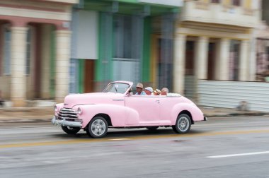 HAVANA, CUBA - 21 Ekim 2017: Havana, Küba 'daki eski araba. Pannnig. Retro Araç genellikle yerel halk ve turistler için bir taksi olarak kullanılır. Pembe Renk