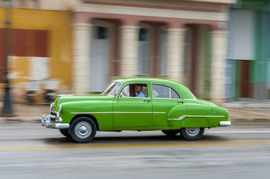 HAVANA, CUBA - 21 Ekim 2017: Havana, Küba 'daki eski araba. Pannnig. Retro Araç genellikle yerel halk ve turistler için bir taksi olarak kullanılır. Yeşil Renk