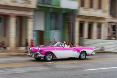 HAVANA, CUBA - 21 Ekim 2017: Havana, Küba 'daki eski araba. Pannnig. Retro Araç genellikle yerel halk ve turistler için bir taksi olarak kullanılır. Pembe Renk