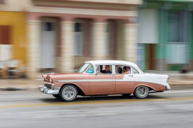 HAVANA, CUBA - 21 Ekim 2017: Havana, Küba 'daki eski araba. Pannnig. Retro Araç genellikle yerel halk ve turistler için bir taksi olarak kullanılır..