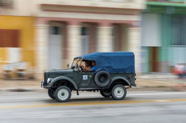HAVANA, CUBA - 21 Ekim 2017: Havana, Küba 'daki eski araba. Pannnig. Retro Araç genellikle yerel halk ve turistler için bir taksi olarak kullanılır. Siyah Renk