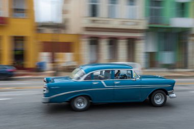 HAVANA, CUBA - 21 Ekim 2017: Havana, Küba 'daki eski araba. Pannnig. Retro Araç genellikle yerel halk ve turistler için bir taksi olarak kullanılır. Mavi Renk