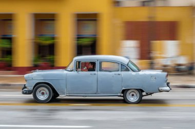 HAVANA, CUBA - 21 Ekim 2017: Havana, Küba 'daki eski araba. Pannnig. Retro Araç genellikle yerel halk ve turistler için bir taksi olarak kullanılır. Gri Renk