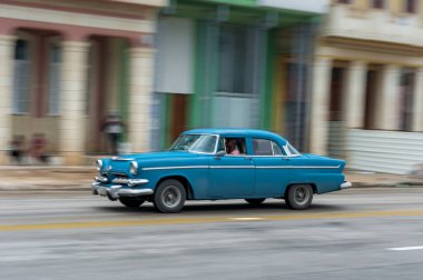 HAVANA, CUBA - 21 Ekim 2017: Havana, Küba 'daki eski araba. Pannnig. Retro Araç genellikle yerel halk ve turistler için bir taksi olarak kullanılır. Mavi Renk