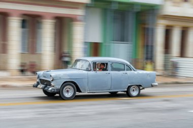 HAVANA, CUBA - 21 Ekim 2017: Havana, Küba 'daki eski araba. Pannnig. Retro Araç genellikle yerel halk ve turistler için bir taksi olarak kullanılır. Gri Renk