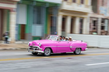 HAVANA, CUBA - 21 Ekim 2017: Havana, Küba 'daki eski araba. Pannnig. Retro Araç genellikle yerel halk ve turistler için bir taksi olarak kullanılır. Turuncu Renk