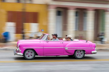 HAVANA, CUBA - 21 Ekim 2017: Havana, Küba 'daki eski araba. Pannnig. Retro Araç genellikle yerel halk ve turistler için bir taksi olarak kullanılır. Turuncu Renk