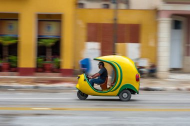 HAVANA, CUBA - 21 Ekim 2017: Havana, Küba 'daki eski Tuk Tuk aracı. Taksi Arabası