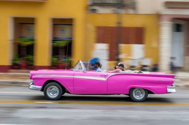 HAVANA, CUBA - 21 Ekim 2017: Havana, Küba 'daki eski araba. Pannnig. Retro Araç genellikle yerel halk ve turistler için bir taksi olarak kullanılır. Magenta Rengi