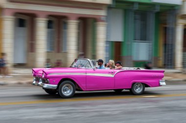 HAVANA, CUBA - 21 Ekim 2017: Havana, Küba 'daki eski araba. Pannnig. Retro Araç genellikle yerel halk ve turistler için bir taksi olarak kullanılır. Magenta Rengi