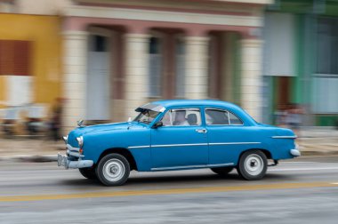 HAVANA, CUBA - 21 Ekim 2017: Havana, Küba 'daki eski araba. Pannnig. Retro Araç genellikle yerel halk ve turistler için bir taksi olarak kullanılır. Mavi Renk