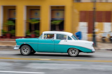 HAVANA, CUBA - 21 Ekim 2017: Havana, Küba 'daki eski araba. Pannnig. Retro Araç genellikle yerel halk ve turistler için bir taksi olarak kullanılır. Mavi Renk