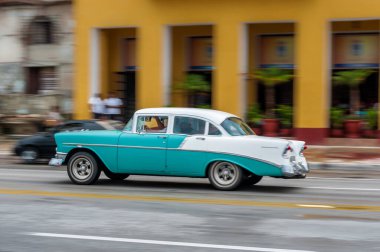 HAVANA, CUBA - 21 Ekim 2017: Havana, Küba 'daki eski araba. Pannnig. Retro Araç genellikle yerel halk ve turistler için bir taksi olarak kullanılır. Mavi Renk