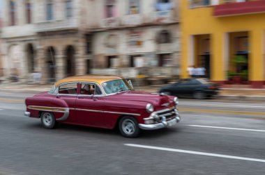 HAVANA, CUBA - 21 Ekim 2017: Havana, Küba 'daki eski araba. Pannnig. Retro Araç genellikle yerel halk ve turistler için bir taksi olarak kullanılır. Kırmızı Renk