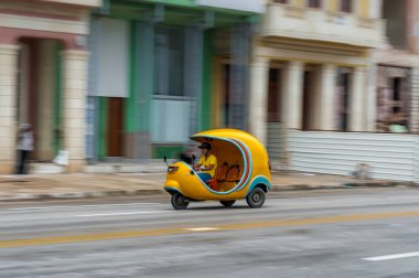 HAVANA, CUBA - 21 Ekim 2017: Havana, Küba 'da Yaşlı Tuk Tuk Taksi