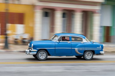 HAVANA, CUBA - 21 Ekim 2017: Havana, Küba 'daki eski araba. Pannnig. Retro Araç genellikle yerel halk ve turistler için bir taksi olarak kullanılır. Mavi Renk