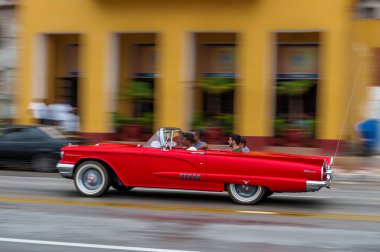 HAVANA, CUBA - 21 Ekim 2017: Havana, Küba 'daki eski araba. Pannnig. Retro Araç genellikle yerel halk ve turistler için bir taksi olarak kullanılır. Kırmızı Renk