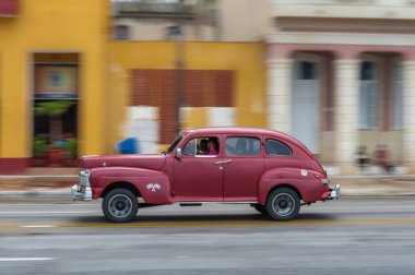 HAVANA, CUBA - 21 Ekim 2017: Havana, Küba 'daki eski araba. Pannnig. Retro Araç genellikle yerel halk ve turistler için bir taksi olarak kullanılır. Kırmızı Renk