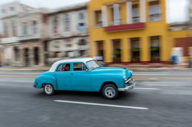 HAVANA, CUBA - 21 Ekim 2017: Havana, Küba 'daki eski araba. Pannnig. Retro Araç genellikle yerel halk ve turistler için bir taksi olarak kullanılır. Mavi Renk