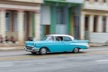 HAVANA, CUBA - 21 Ekim 2017: Havana, Küba 'daki eski araba. Pannnig. Retro Araç genellikle yerel halk ve turistler için bir taksi olarak kullanılır. Mavi Renk