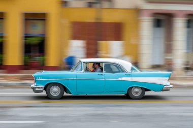 HAVANA, CUBA - 21 Ekim 2017: Havana, Küba 'daki eski araba. Pannnig. Retro Araç genellikle yerel halk ve turistler için bir taksi olarak kullanılır. Mavi Renk