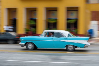 HAVANA, CUBA - 21 Ekim 2017: Havana, Küba 'daki eski araba. Pannnig. Retro Araç genellikle yerel halk ve turistler için bir taksi olarak kullanılır. Mavi Renk