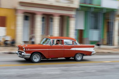 HAVANA, CUBA - 21 Ekim 2017: Havana, Küba 'daki eski araba. Pannnig. Retro Araç genellikle yerel halk ve turistler için bir taksi olarak kullanılır. Kırmızı Renk