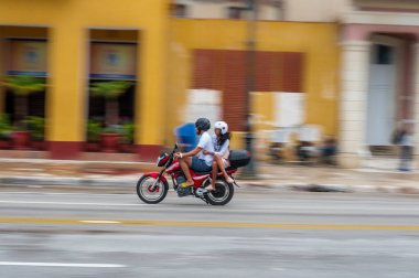 HAVANA, CUBA - 21 Ekim 2017 Havana, Küba 'da motosiklet.