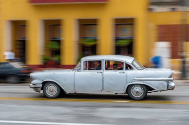 HAVANA, CUBA - 21 Ekim 2017: Havana, Küba 'daki eski araba. Pannnig. Retro Araç genellikle yerel halk ve turistler için bir taksi olarak kullanılır. Gri Renk